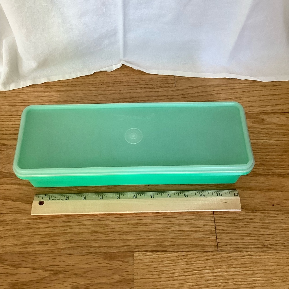 Tupperware Green Rectangular Celery / Vegetable Storage Container - Picture 4 of 5